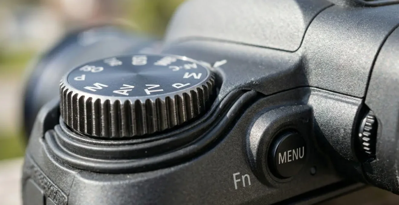 Gros plan macro sur les joints de tropicalisation et les molettes de réglage d'un boîtier photo professionnel moderne